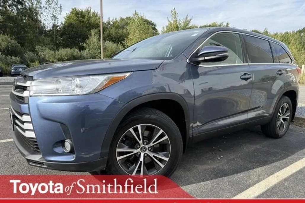 2019 Toyota Highlander LE Plus photo 1