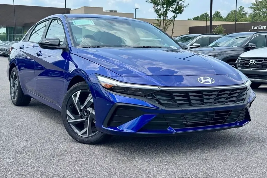 2025 Hyundai Elantra SEL Sport photo 1