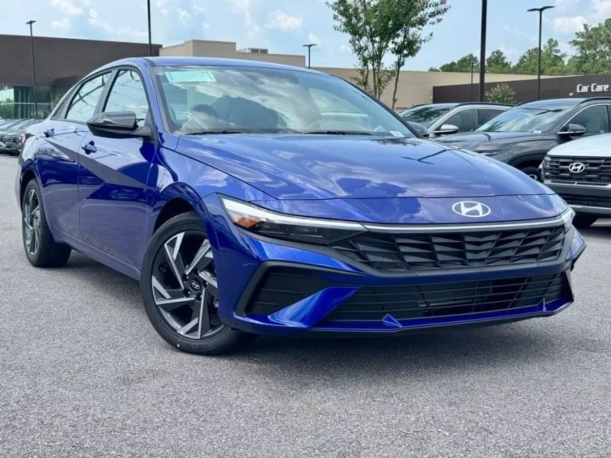 2025 Hyundai Elantra SEL Sport photo 1
