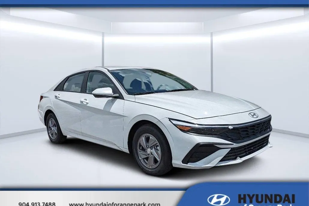 2025 Hyundai Elantra SE photo 1