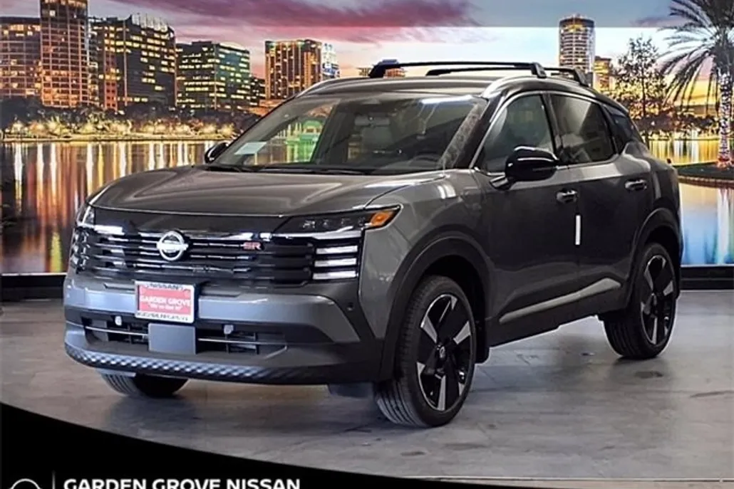 2025 Nissan Kicks SR photo 1