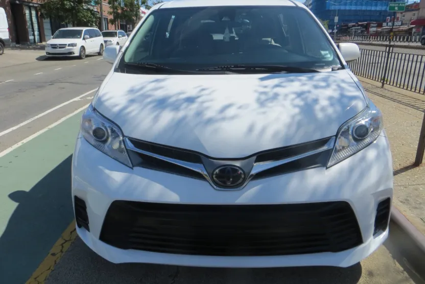 2019 Toyota Sienna LE photo 1