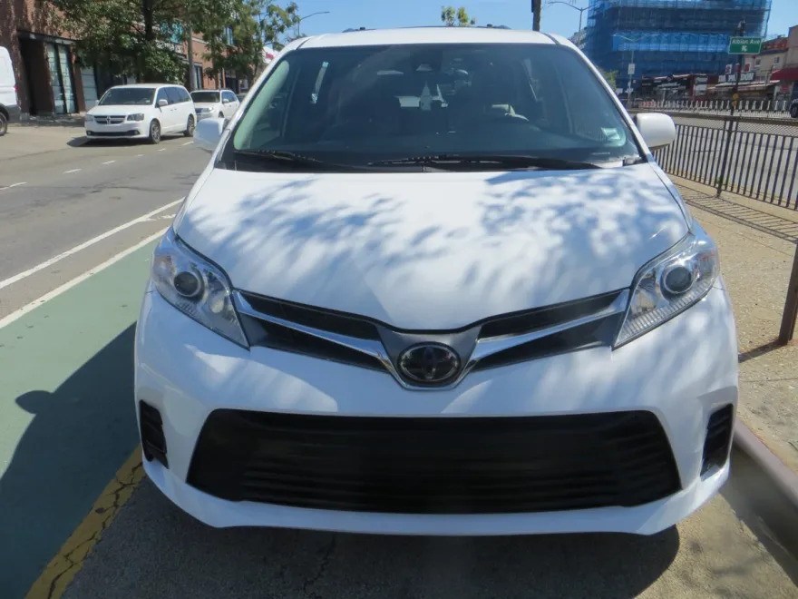 2019 Toyota Sienna LE photo 1