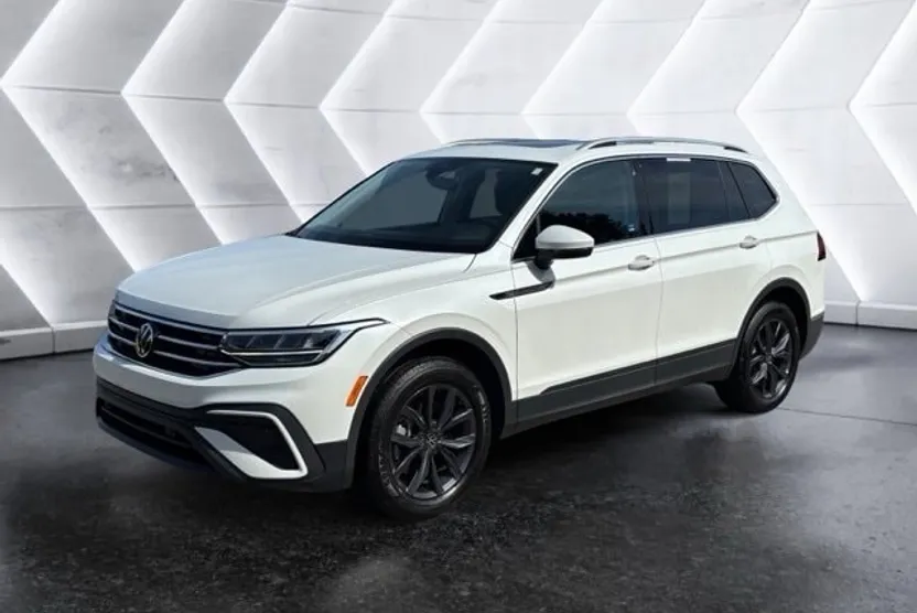 2023 Volkswagen Tiguan SE photo 1