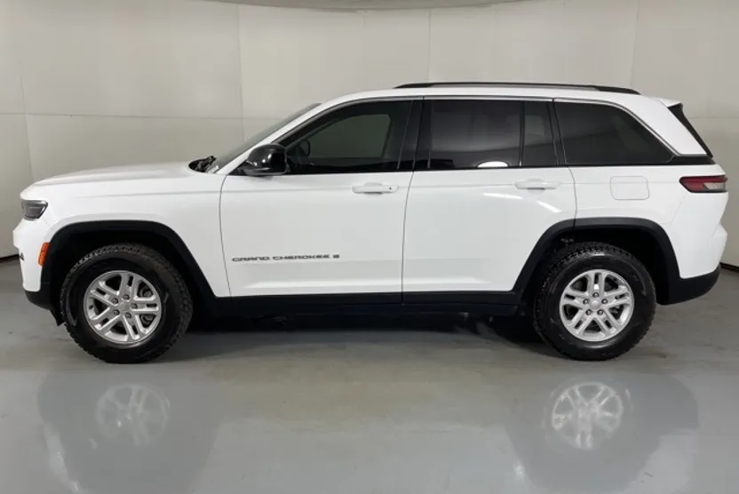 2023 Jeep Grand Cherokee Laredo photo 1