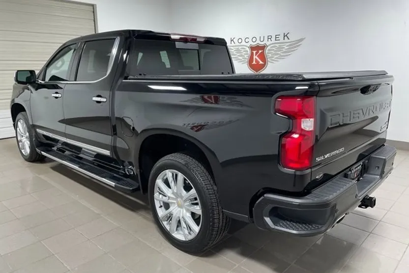 2023 Chevrolet Silverado 1500 High Country photo 1