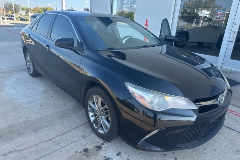 2017 Toyota Camry LE photo 1