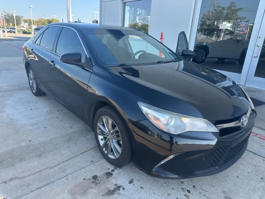 2017 Toyota Camry LE photo 1