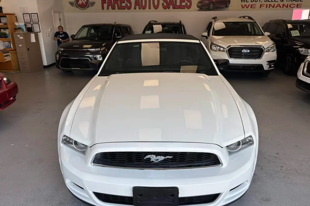 2013 Ford Mustang V6 Convertible photo 1