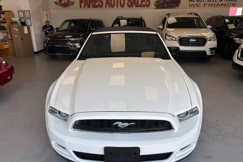 2013 Ford Mustang V6 Convertible photo 1