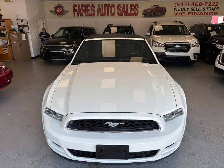 2013 Ford Mustang V6 Convertible photo 1