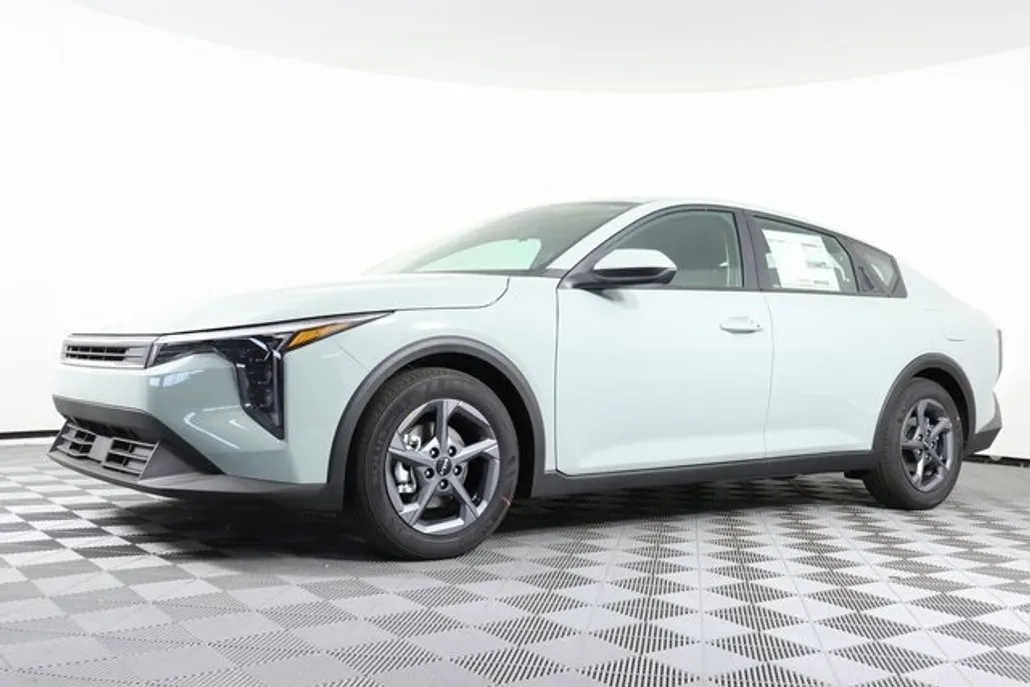 2025 Kia K4 LXS photo 1