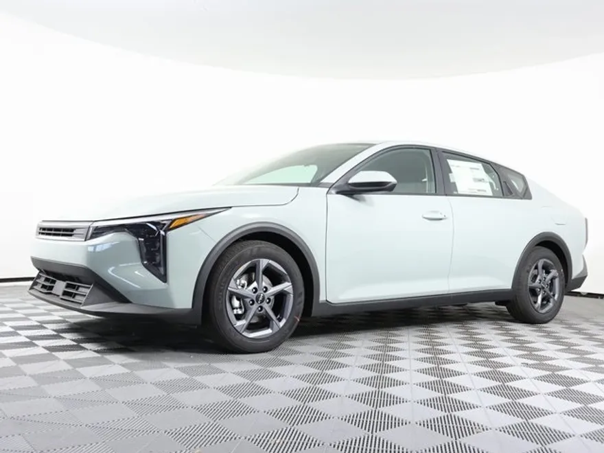 2025 Kia K4 LXS photo 1