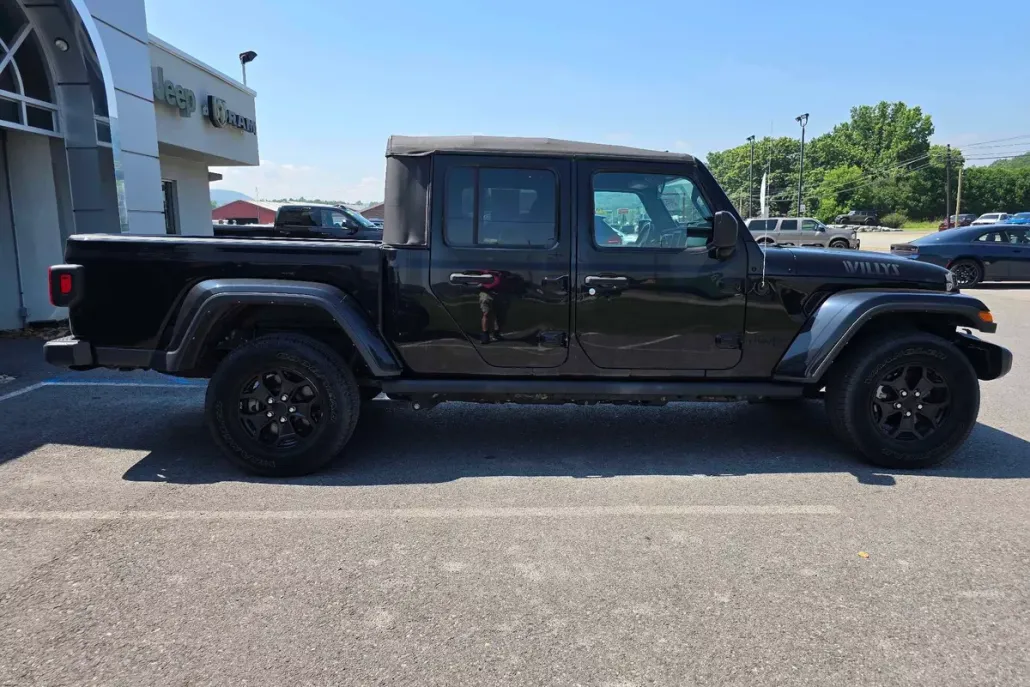 2021 Jeep Gladiator Willys photo 1