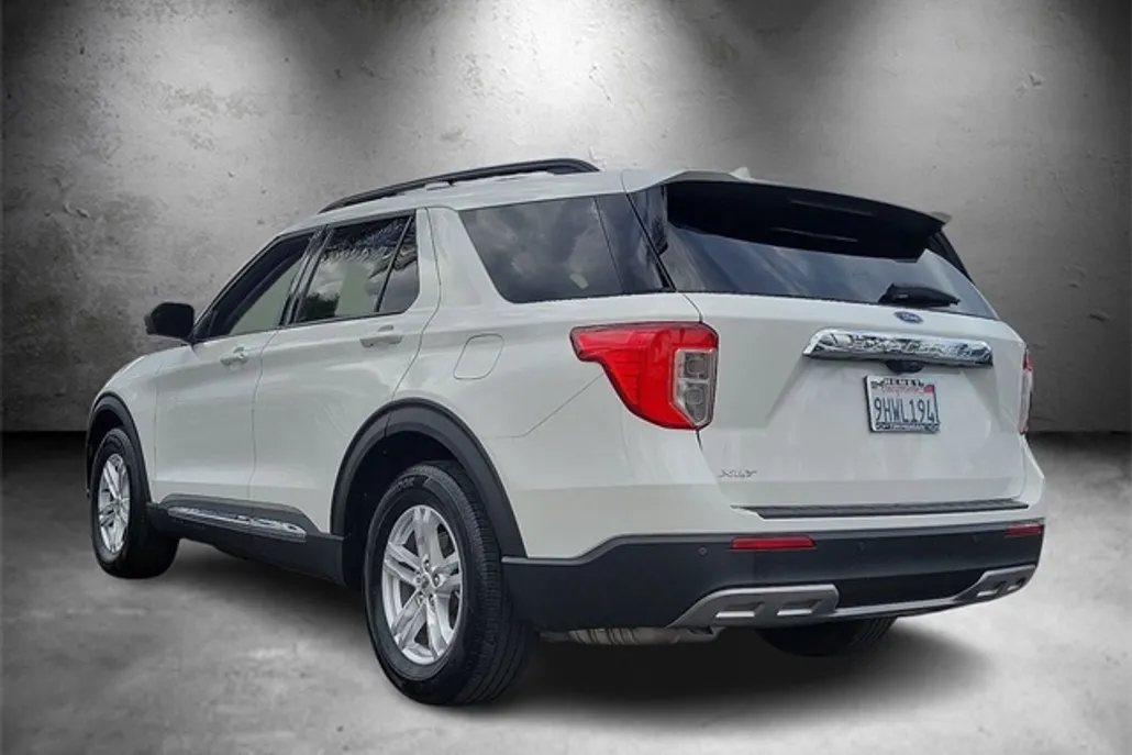 2023 Ford Explorer XLT photo 1