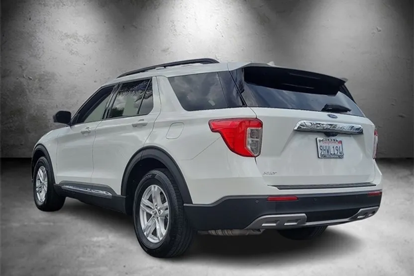 2023 Ford Explorer XLT photo 1