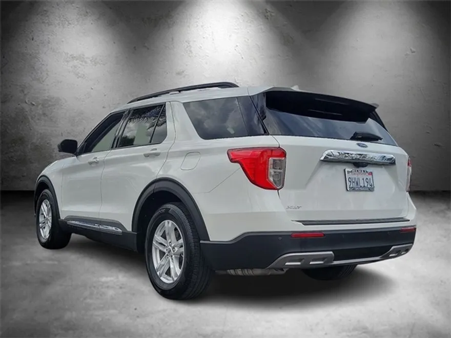 2023 Ford Explorer XLT photo 1