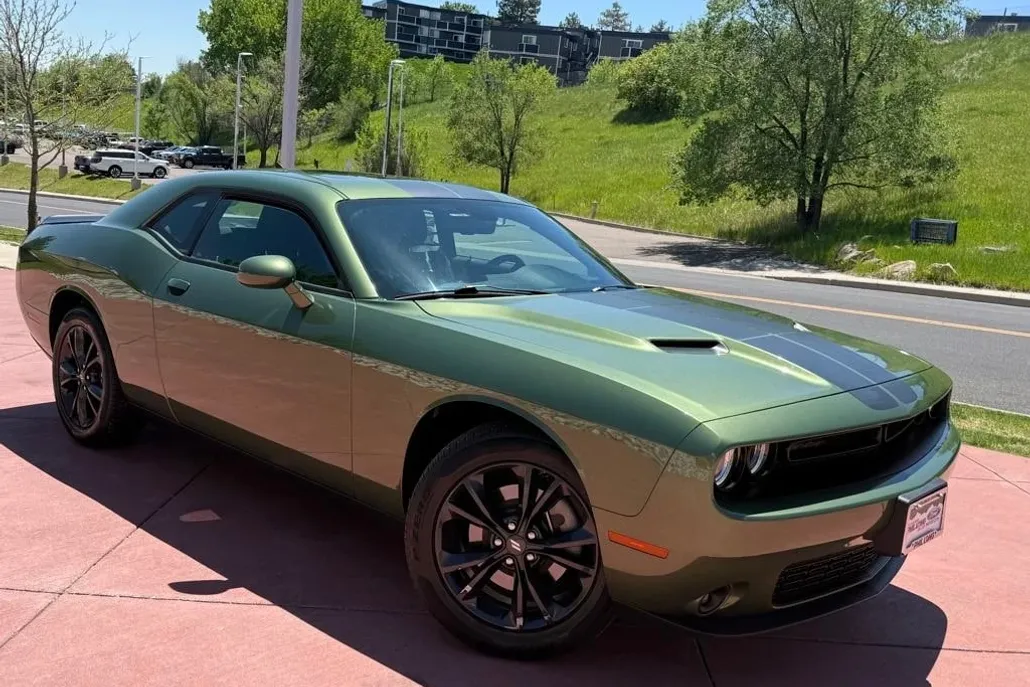 2021 Dodge Challenger SXT photo 1