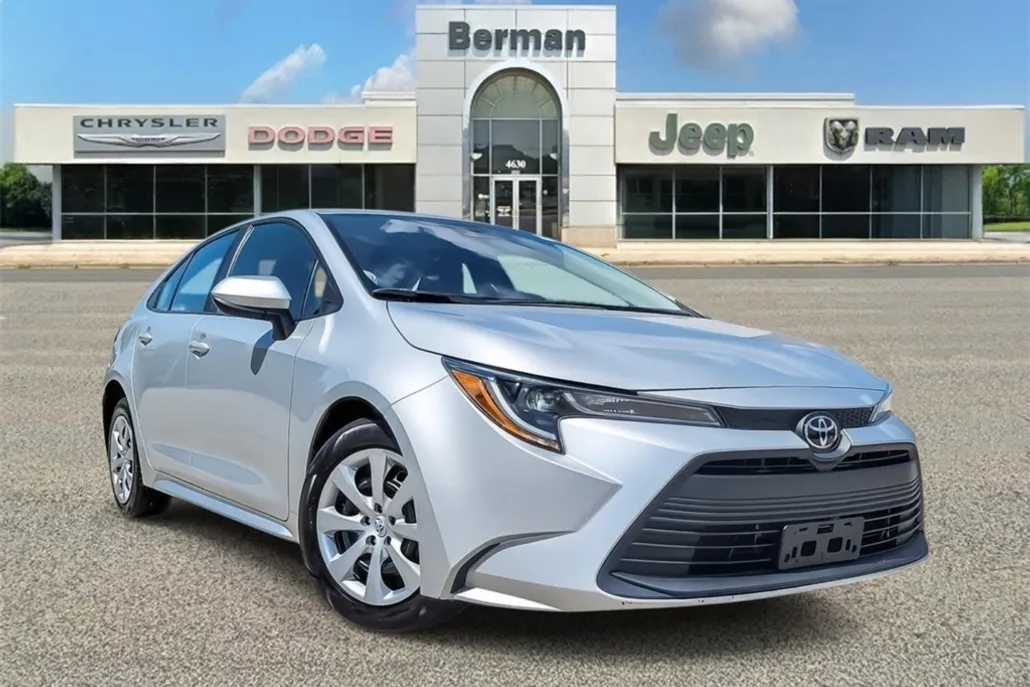 2023 Toyota Corolla LE photo 1