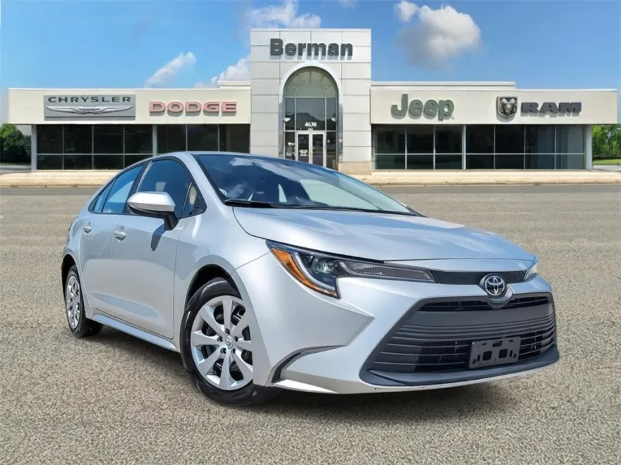2023 Toyota Corolla LE photo 1