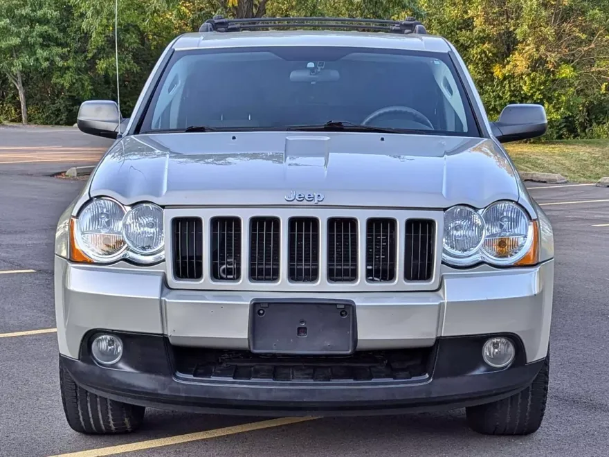 2010 Jeep Grand Cherokee Laredo photo 2