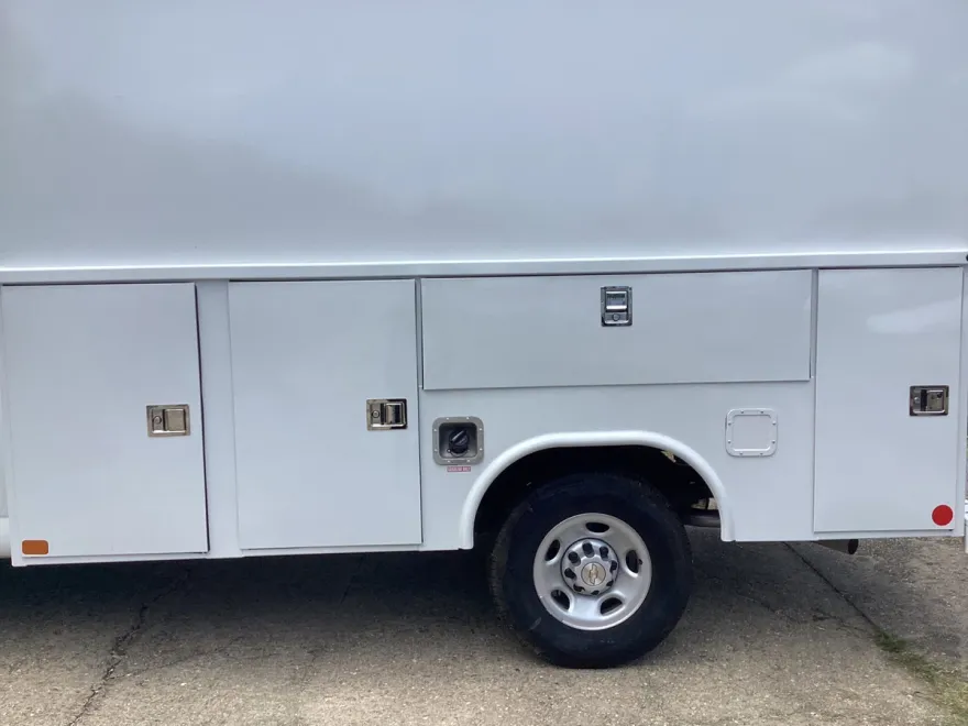 2025 Chevrolet Express 3500 Cutaway Van photo 1
