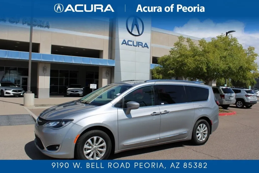 2019 Chrysler Pacifica Touring L photo 1