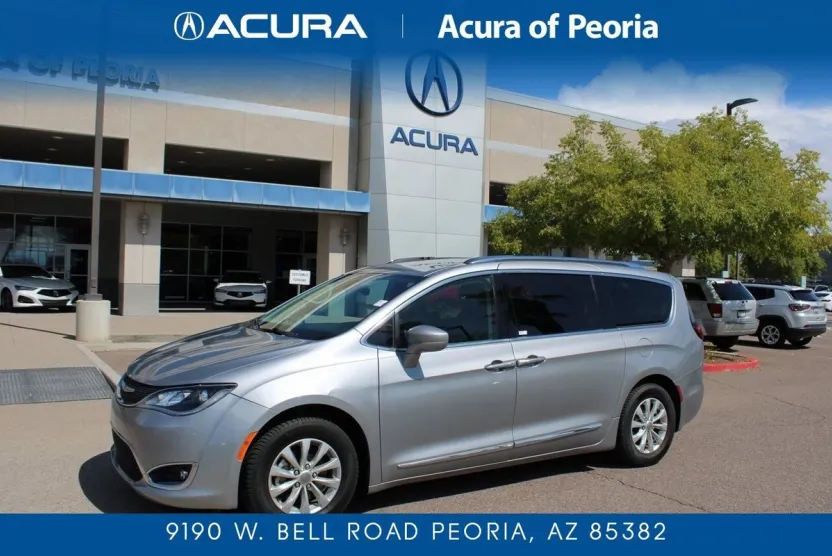 2019 Chrysler Pacifica Touring L photo 1