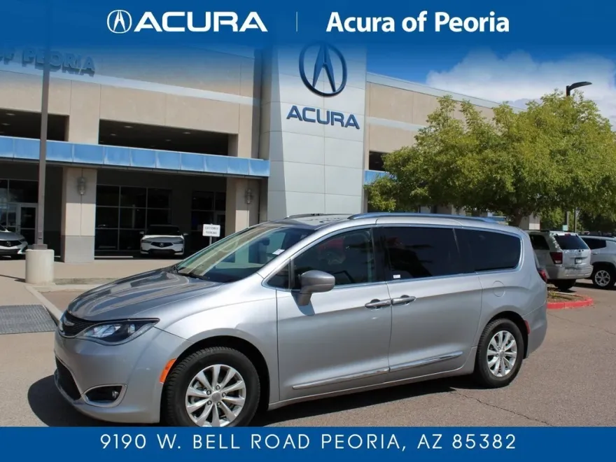 2019 Chrysler Pacifica Touring L photo 1