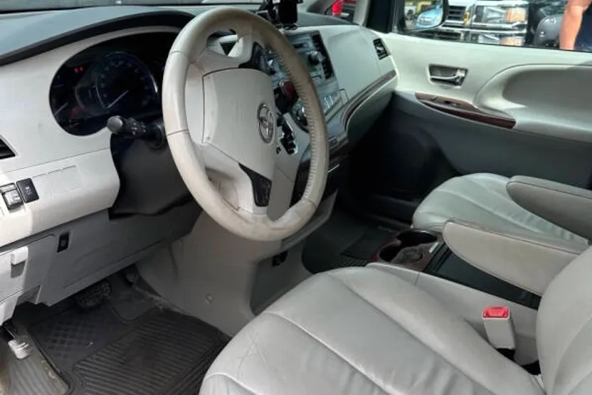 2013 Toyota Sienna XLE photo 1