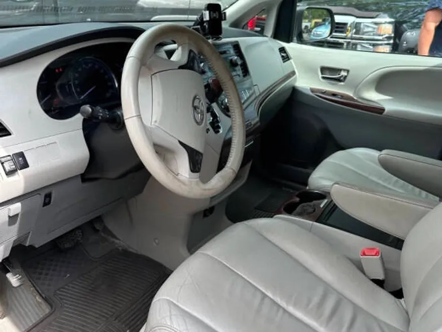 2013 Toyota Sienna XLE photo 1