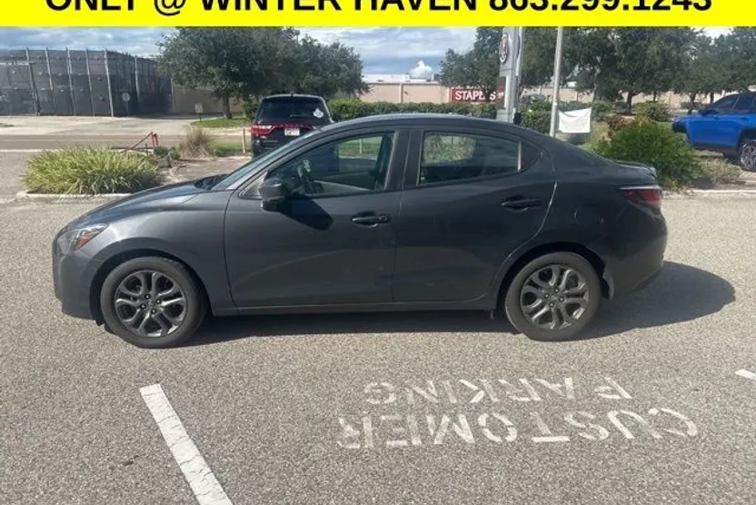 2019 Toyota Yaris LE photo 1