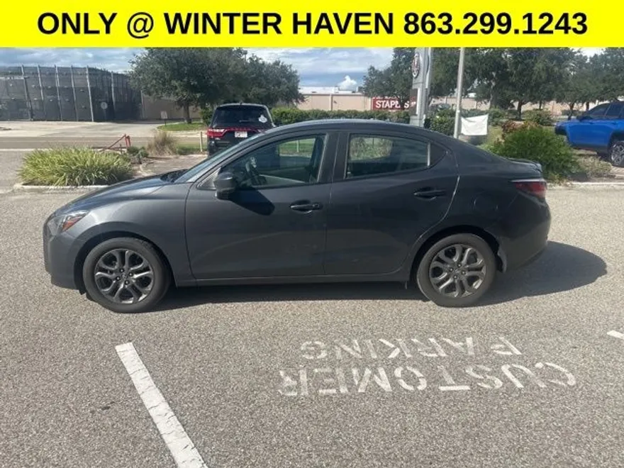 2019 Toyota Yaris LE photo 1