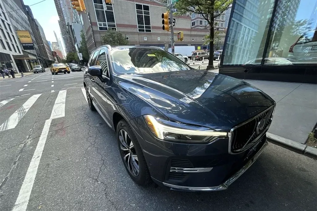 2023 Volvo XC60 B5 Plus photo 1