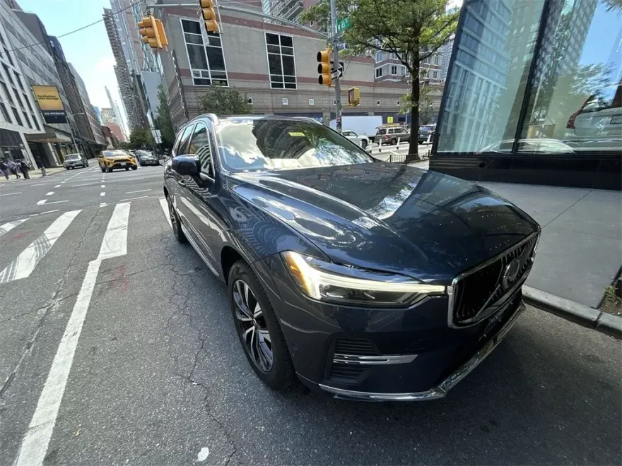 2023 Volvo XC60 B5 Plus photo 1