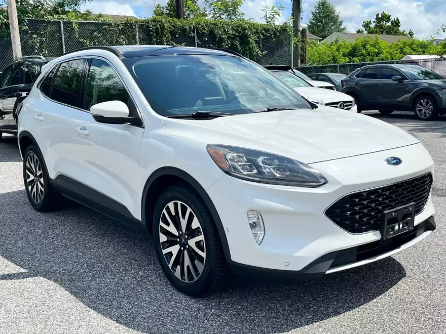 2020 Ford Escape Titanium Hybrid photo 1