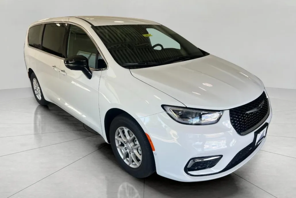 2026 Chrysler Pacifica photo 1