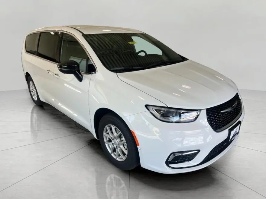 2026 Chrysler Pacifica photo 1