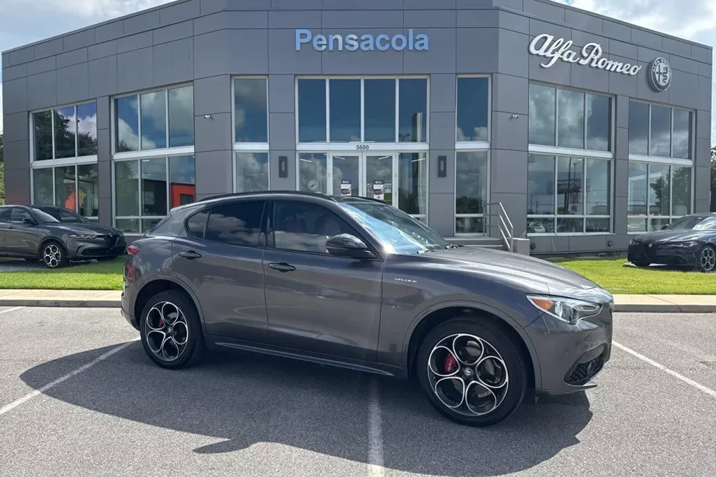 2023 Alfa Romeo Stelvio Ti photo 1