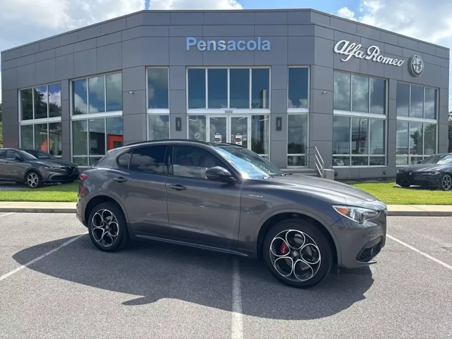 2023 Alfa Romeo Stelvio Ti photo 1