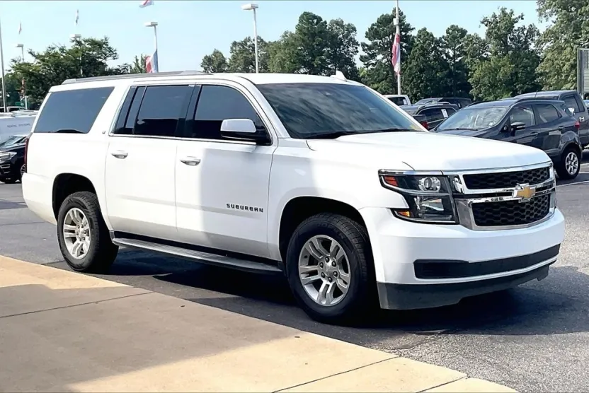 2017 Chevrolet Suburban LT photo 1