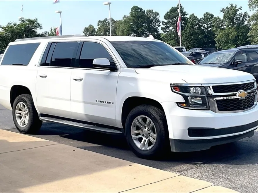 2017 Chevrolet Suburban LT photo 1
