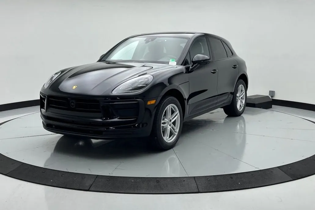 2026 Porsche Macan Base photo 1