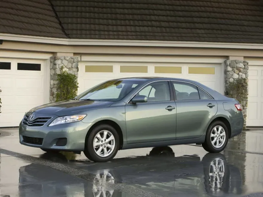 2011 Toyota Camry LE photo 1