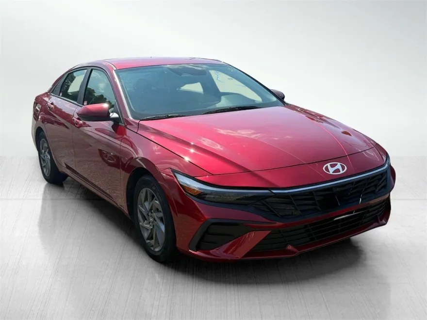 2024 Hyundai Elantra SEL photo 1