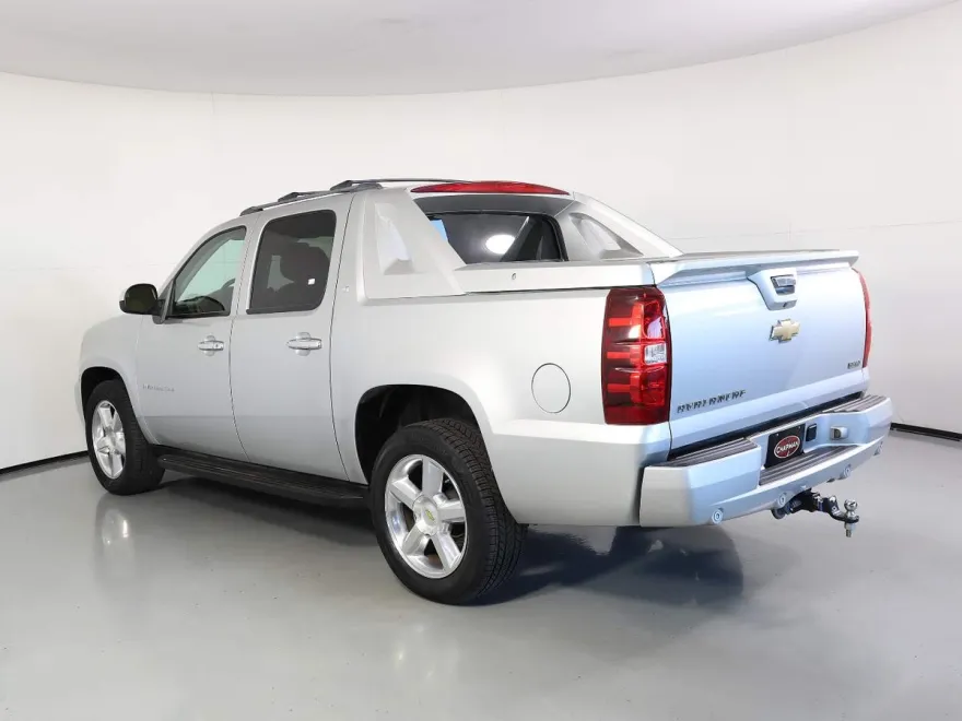 2011 Chevrolet Avalanche LT photo 1