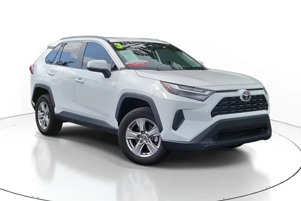 2023 Toyota RAV4 XLE photo 1