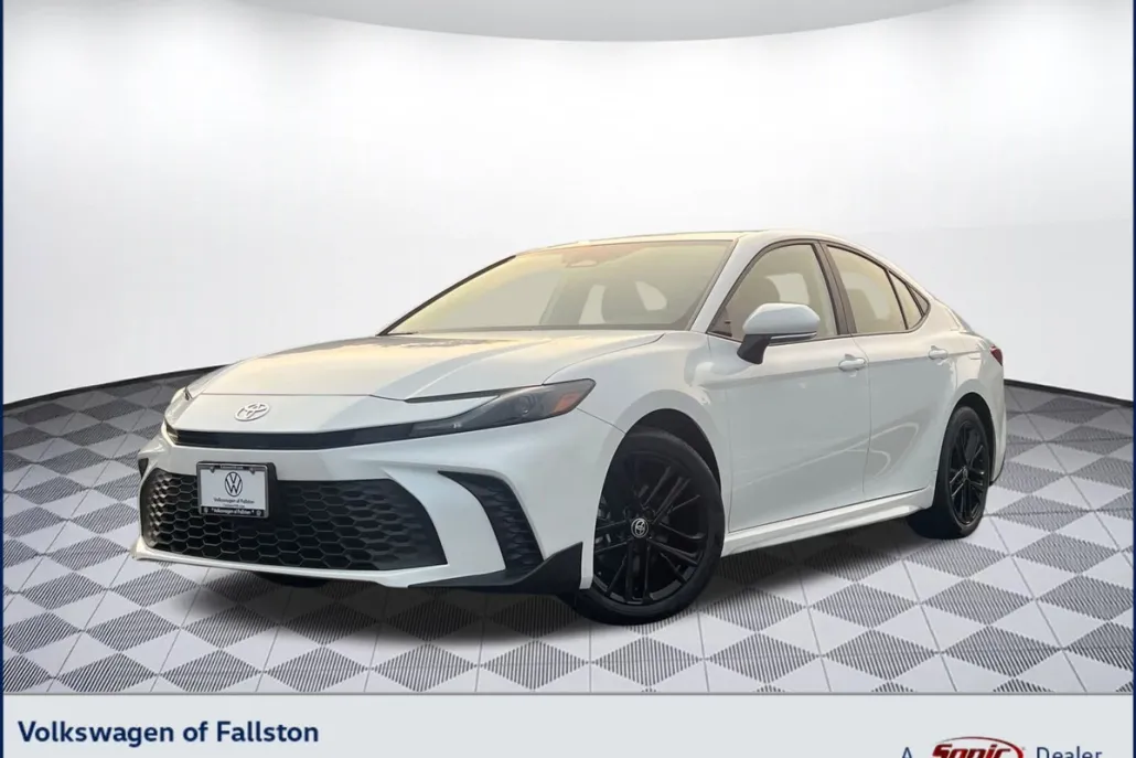 2025 Toyota Camry SE photo 1