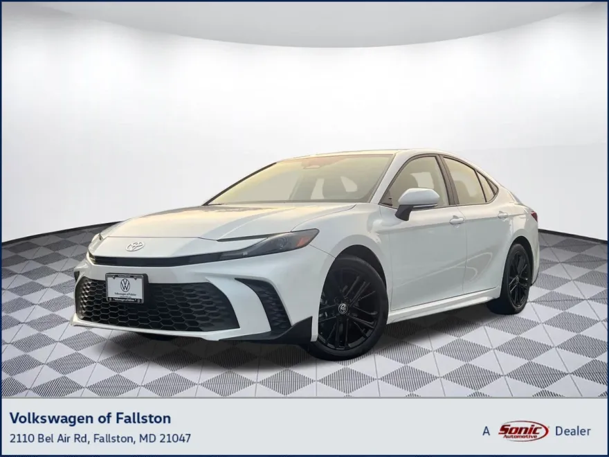 2025 Toyota Camry SE photo 1
