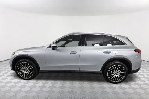 2025 Mercedes Benz GLC 300 photo 3